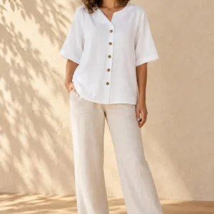 Blusa amplia de escote en pico y botones de coco