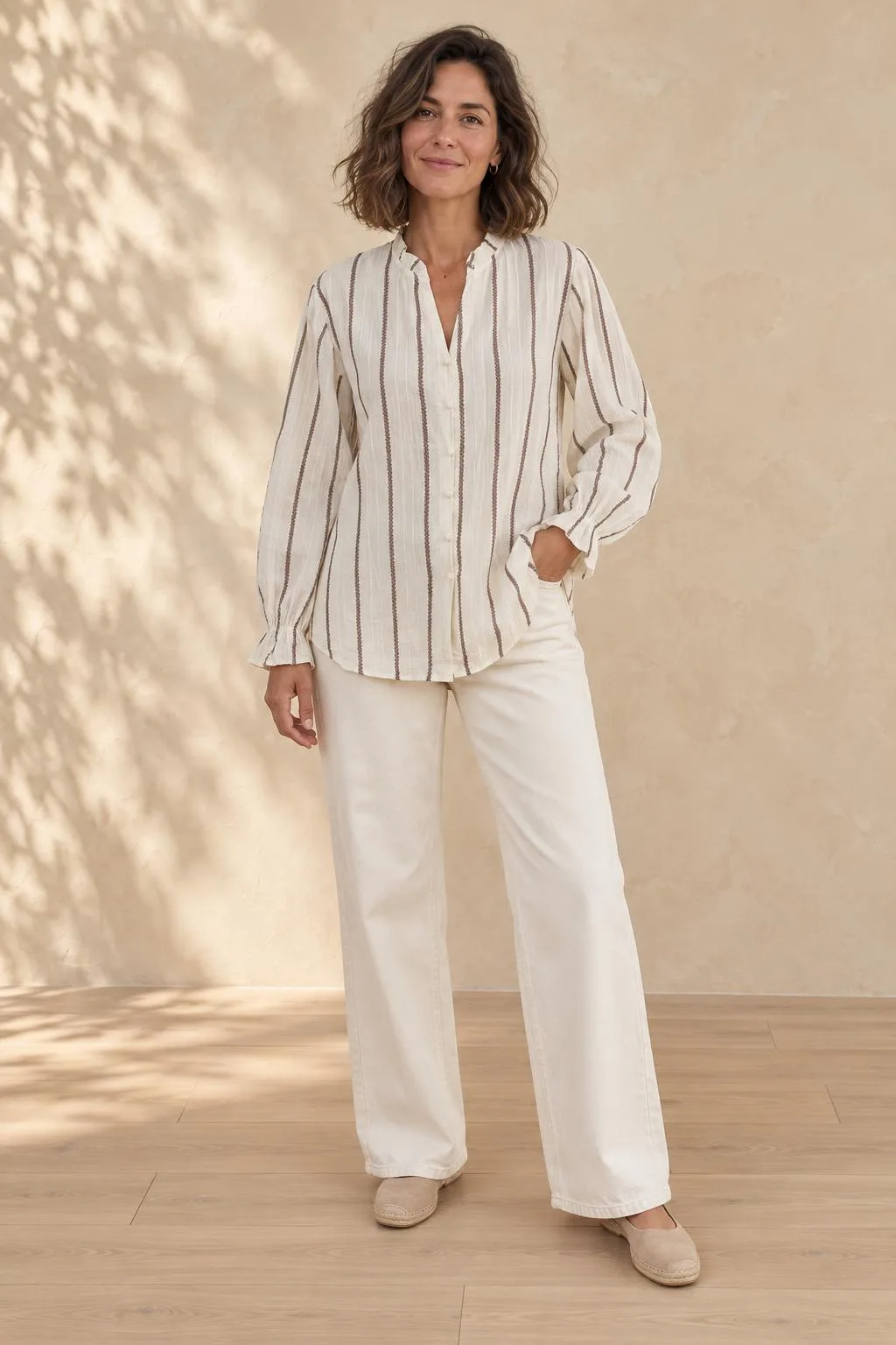 Camisa de algodón en crudo con raya espiga marrón, vista de frente