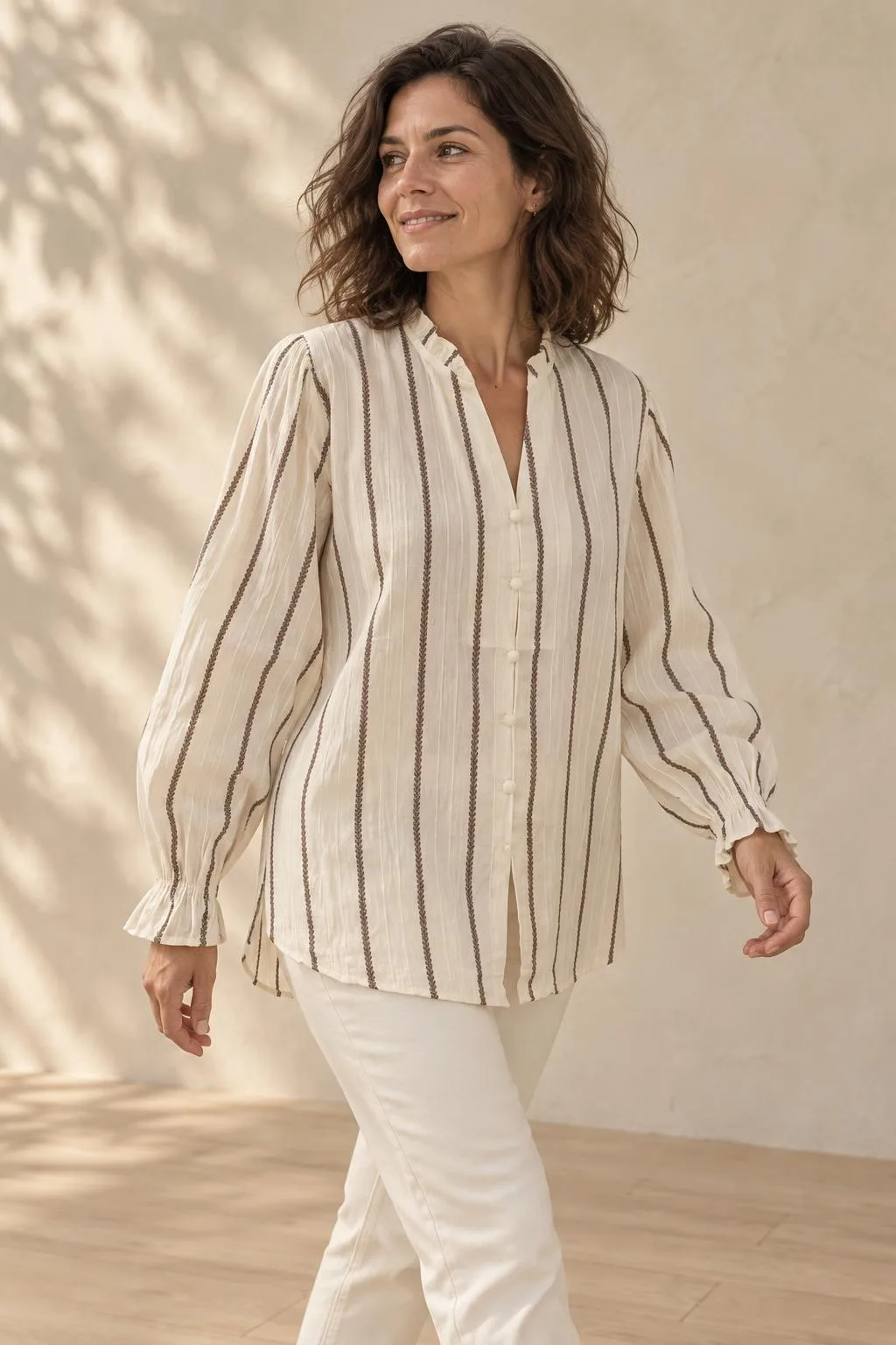 Camisa crudo con raya espiga negra, cuello mao y manga abullonada