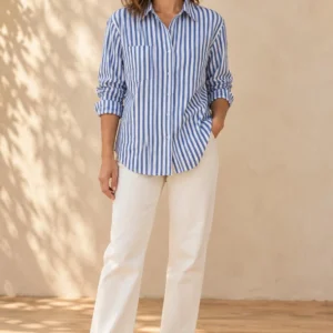 Camisa de rayas azules con bolsillo y relieve