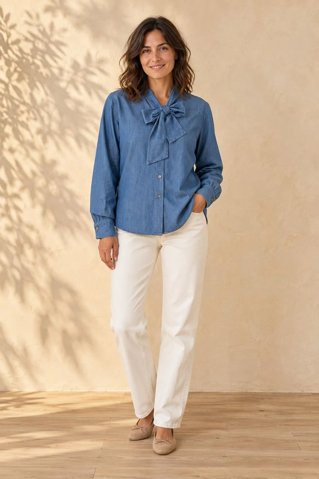 Camisa vaquera azul de frente con lazada anudada al cuello y botones de coco