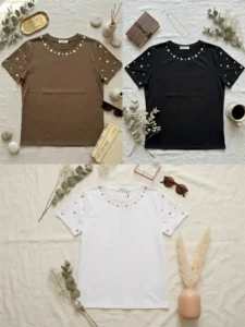 Tres camisetas de manga corta con detalles de tachas