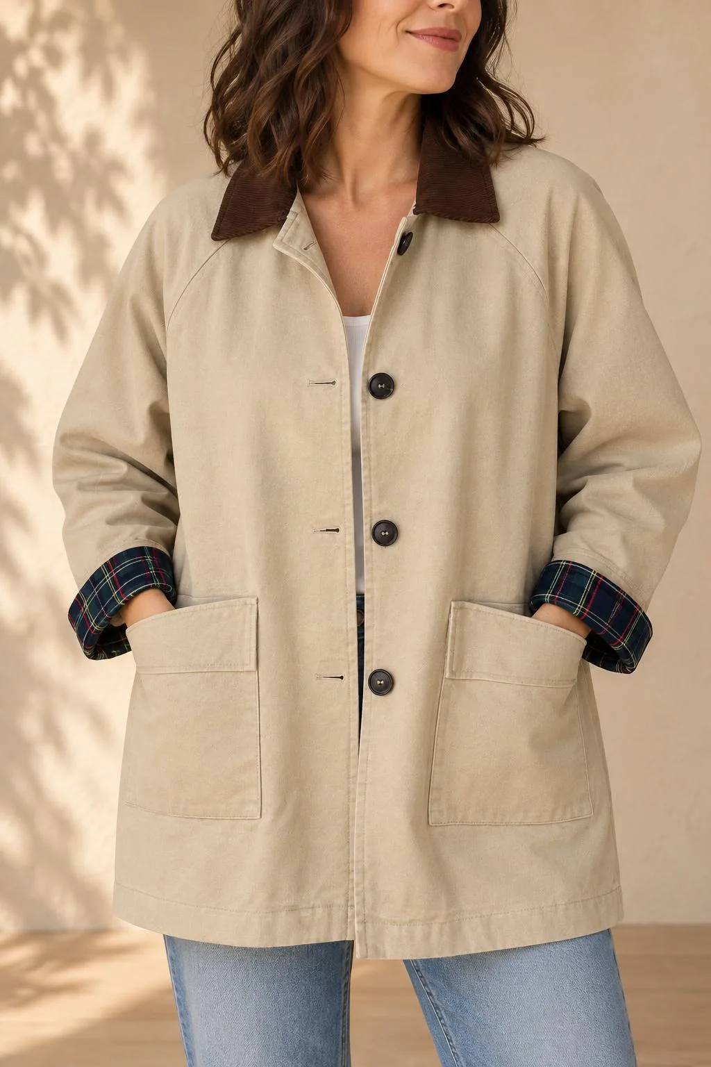Detalle del cuello de pana marrón y de los botones de la chaqueta beige